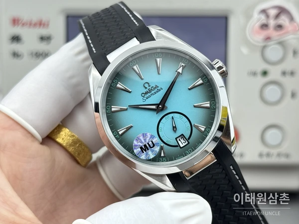 오메가 씨마스터 아쿠아테라 150M 스몰세컨즈 터콰이즈 블루 다이얼 블랙 러버 스트랩 오토매틱 41mm