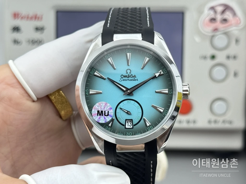 오메가 씨마스터 아쿠아테라 150M 스몰세컨즈 터콰이즈 블루 다이얼 블랙 러버 스트랩 오토매틱 41mm