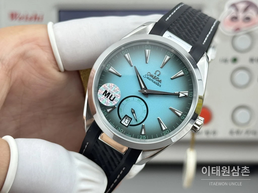 오메가 씨마스터 아쿠아테라 150M 스몰세컨즈 터콰이즈 블루 다이얼 블랙 러버 스트랩 오토매틱 41mm