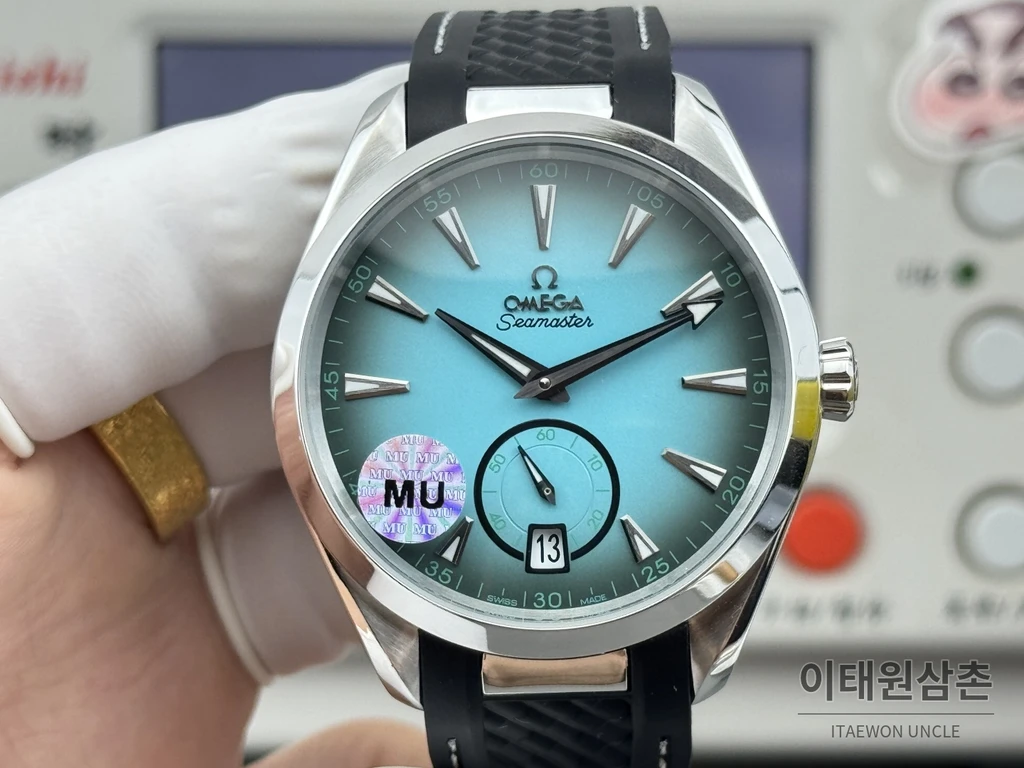 오메가 씨마스터 아쿠아테라 150M 스몰세컨즈 터콰이즈 블루 다이얼 블랙 러버 스트랩 오토매틱 41mm