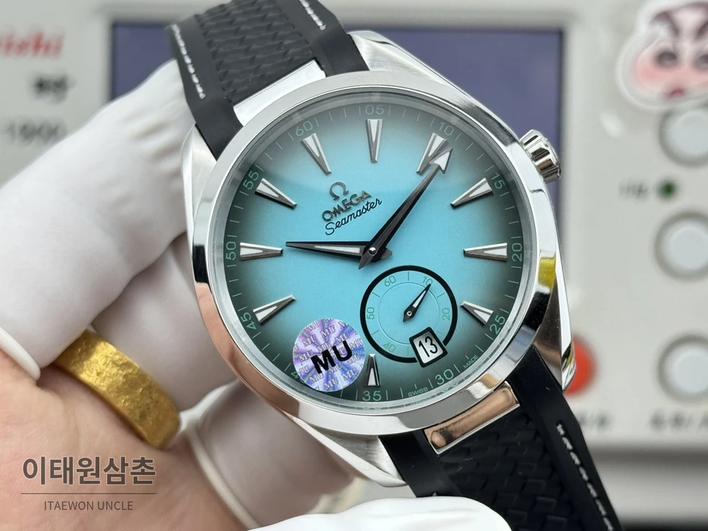 오메가 씨마스터 아쿠아테라 150M 스몰세컨즈 터콰이즈 블루 다이얼 블랙 러버 스트랩 오토매틱 41mm