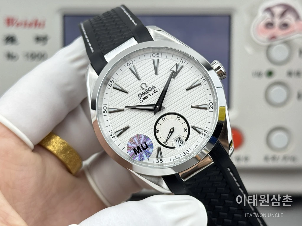 오메가 씨마스터 아쿠아테라 150M 스몰세컨즈 화이트 다이얼 블랙 러버 스트랩 오토매틱 41mm