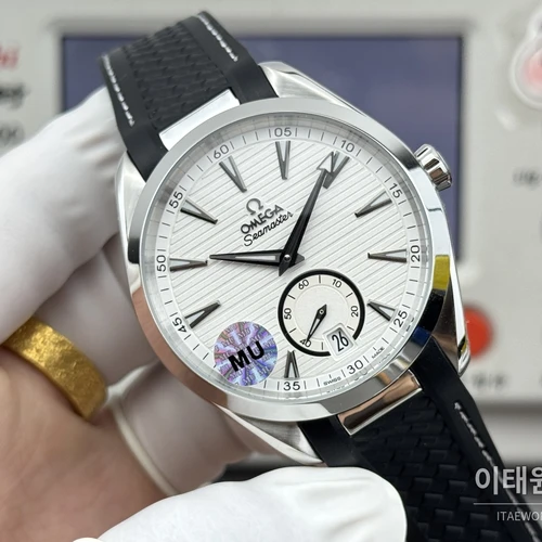 오메가 씨마스터 아쿠아테라 150M 스몰세컨즈 화이트 다이얼 블랙 러버 스트랩 오토매틱 41mm 오메가 씨마스터 아쿠아테라 150M 스몰세컨즈 화이트 다이얼 블랙 러버 스트랩 오토매틱 41mm