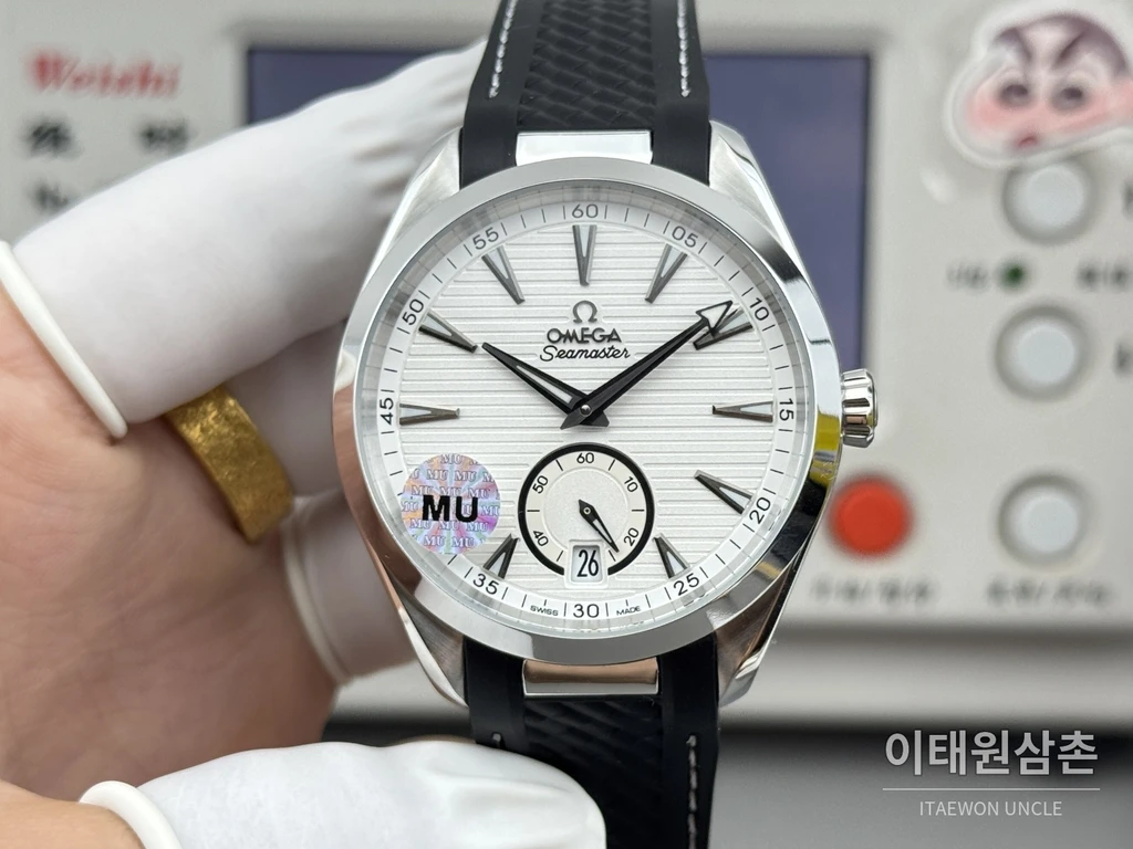 오메가 씨마스터 아쿠아테라 150M 스몰세컨즈 화이트 다이얼 블랙 러버 스트랩 오토매틱 41mm