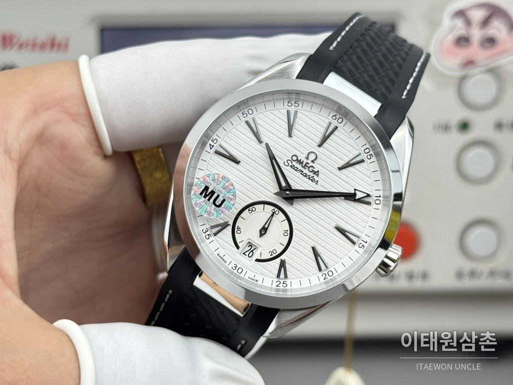 오메가 씨마스터 아쿠아테라 150M 스몰세컨즈 화이트 다이얼 블랙 러버 스트랩 오토매틱 41mm