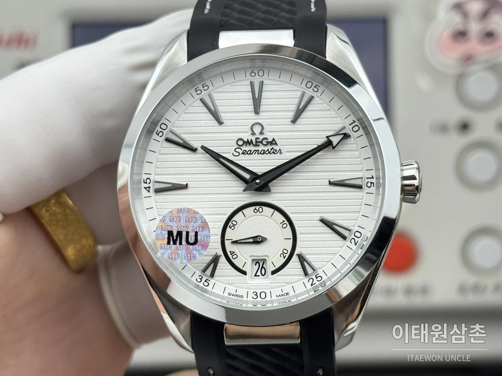 오메가 씨마스터 아쿠아테라 150M 스몰세컨즈 화이트 다이얼 블랙 러버 스트랩 오토매틱 41mm