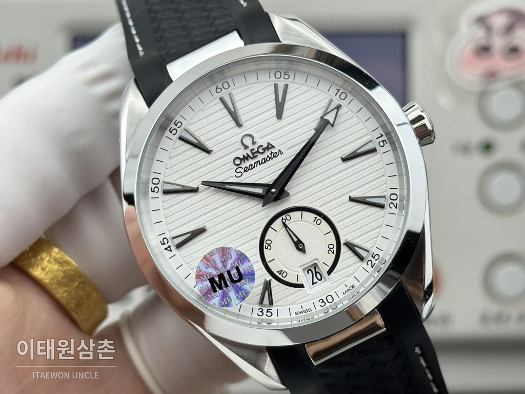 오메가 씨마스터 아쿠아테라 150M 스몰세컨즈 화이트 다이얼 블랙 러버 스트랩 오토매틱 41mm