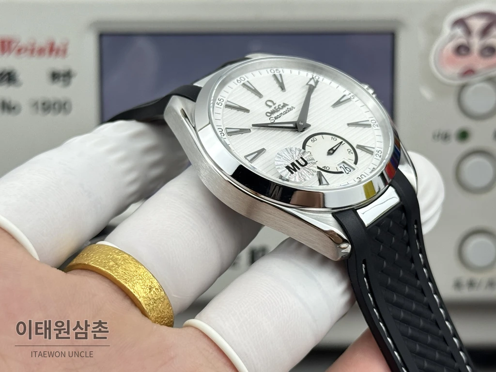 오메가 씨마스터 아쿠아테라 150M 스몰세컨즈 화이트 다이얼 블랙 러버 스트랩 오토매틱 41mm