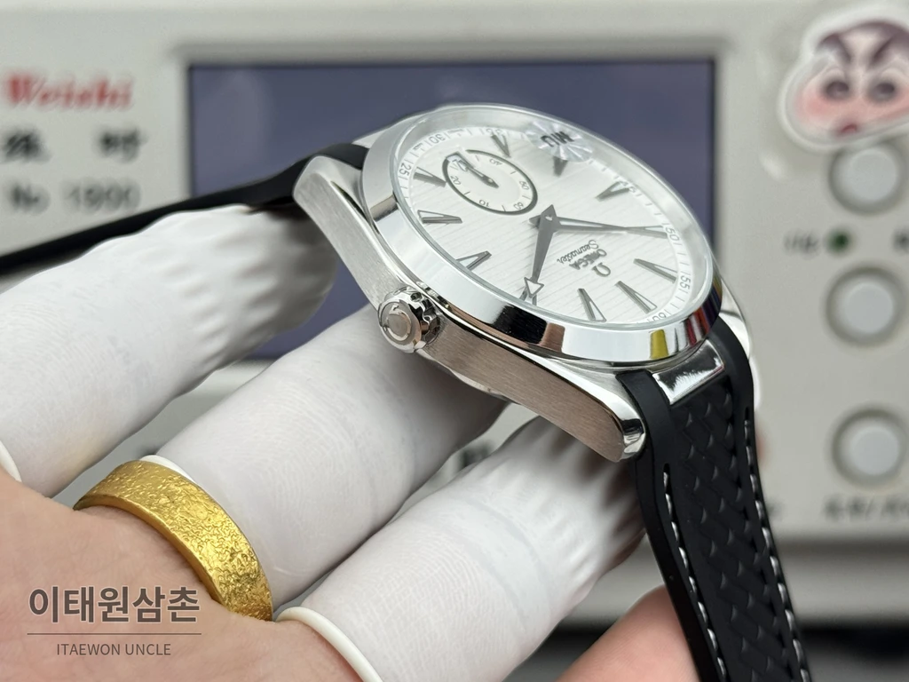 오메가 씨마스터 아쿠아테라 150M 스몰세컨즈 화이트 다이얼 블랙 러버 스트랩 오토매틱 41mm