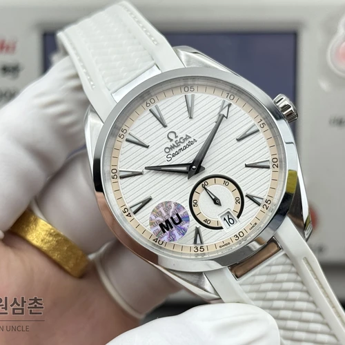 오메가 씨마스터 아쿠아테라 150M 스몰세컨즈 화이트 다이얼 화이트 러버 스트랩 오토매틱 41mm 오메가 씨마스터 아쿠아테라 150M 스몰세컨즈 화이트 다이얼 화이트 러버 스트랩 오토매틱 41mm