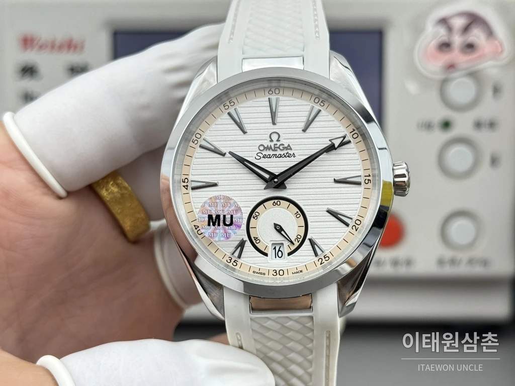 오메가 씨마스터 아쿠아테라 150M 스몰세컨즈 화이트 다이얼 화이트 러버 스트랩 오토매틱 41mm