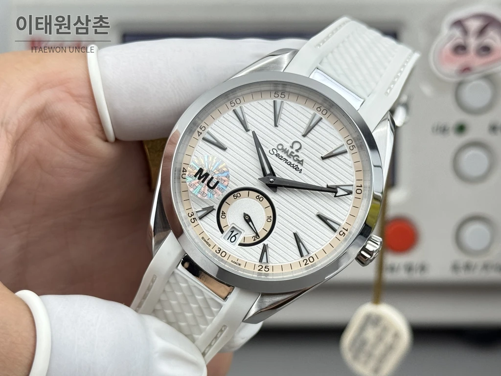 오메가 씨마스터 아쿠아테라 150M 스몰세컨즈 화이트 다이얼 화이트 러버 스트랩 오토매틱 41mm