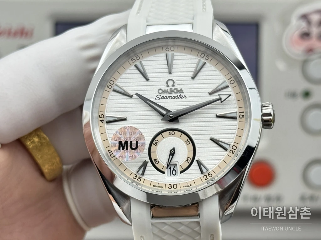 오메가 씨마스터 아쿠아테라 150M 스몰세컨즈 화이트 다이얼 화이트 러버 스트랩 오토매틱 41mm