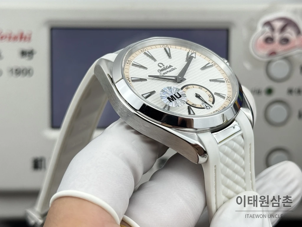 오메가 씨마스터 아쿠아테라 150M 스몰세컨즈 화이트 다이얼 화이트 러버 스트랩 오토매틱 41mm