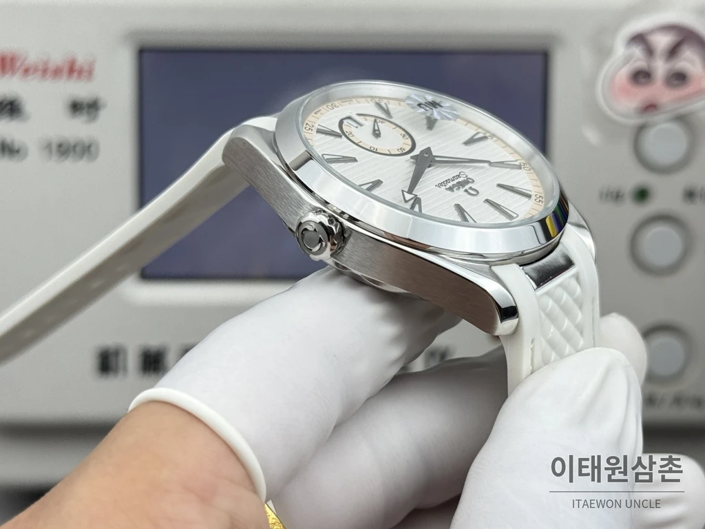 오메가 씨마스터 아쿠아테라 150M 스몰세컨즈 화이트 다이얼 화이트 러버 스트랩 오토매틱 41mm