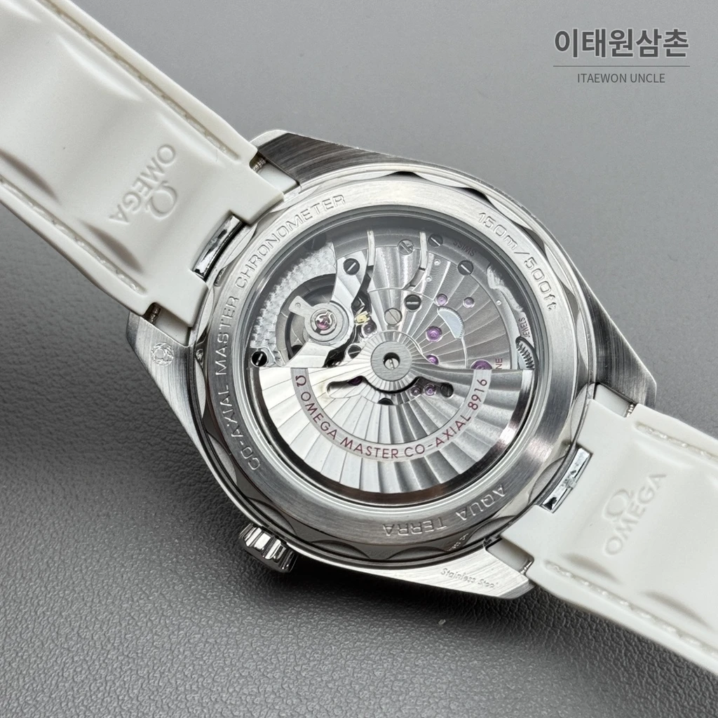 오메가 씨마스터 아쿠아테라 150M 스몰세컨즈 화이트 다이얼 화이트 러버 스트랩 오토매틱 41mm