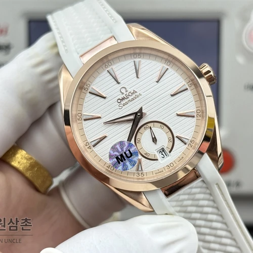 오메가 씨마스터 아쿠아테라 150M 스몰세컨즈 화이트 다이얼 로즈골드 톤 케이스 화이트 러버 오토매틱 41mm 오메가 씨마스터 아쿠아테라 150M 스몰세컨즈 화이트 다이얼 로즈골드 톤 케이스 화이트 러버 오토매틱 41mm