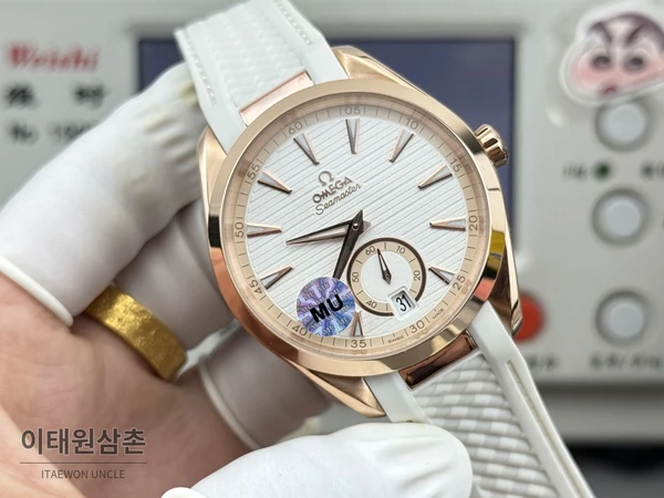 오메가 씨마스터 아쿠아테라 150M 스몰세컨즈 화이트 다이얼 로즈골드 톤 케이스 화이트 러버 오토매틱 41mm