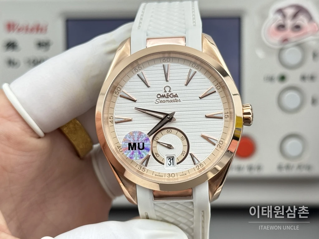 오메가 씨마스터 아쿠아테라 150M 스몰세컨즈 화이트 다이얼 로즈골드 톤 케이스 화이트 러버 오토매틱 41mm