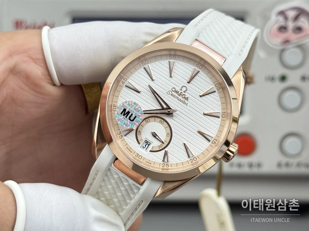 오메가 씨마스터 아쿠아테라 150M 스몰세컨즈 화이트 다이얼 로즈골드 톤 케이스 화이트 러버 오토매틱 41mm