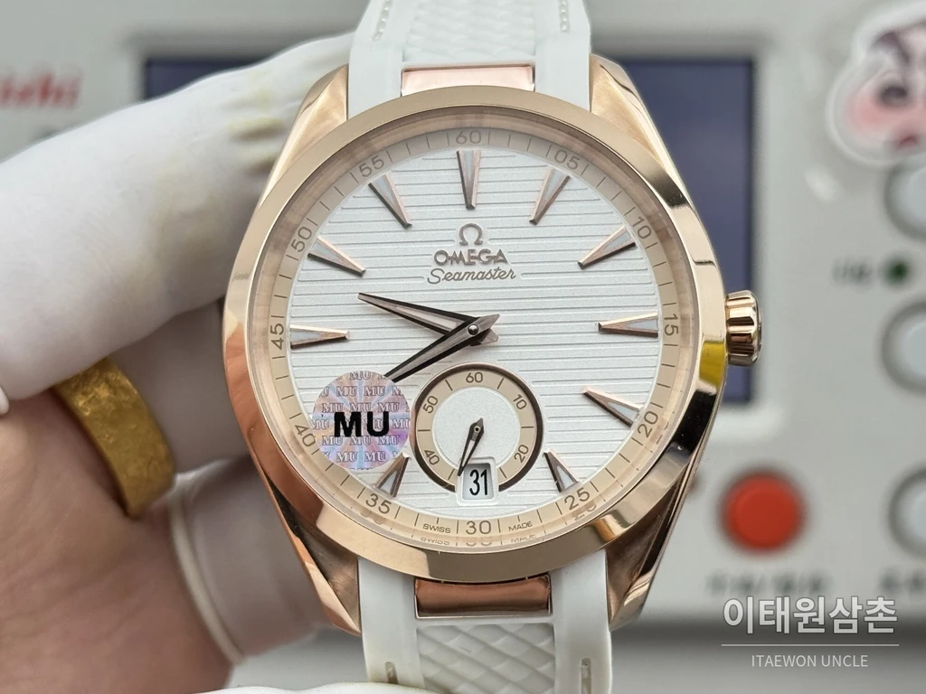 오메가 씨마스터 아쿠아테라 150M 스몰세컨즈 화이트 다이얼 로즈골드 톤 케이스 화이트 러버 오토매틱 41mm