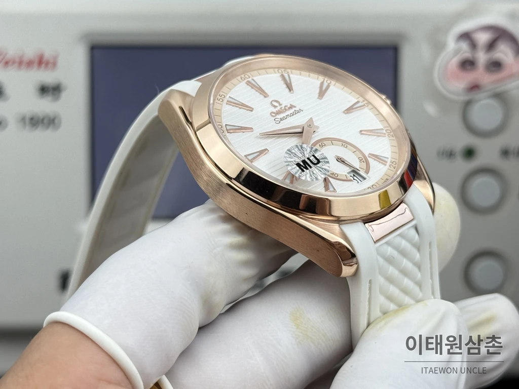 오메가 씨마스터 아쿠아테라 150M 스몰세컨즈 화이트 다이얼 로즈골드 톤 케이스 화이트 러버 오토매틱 41mm