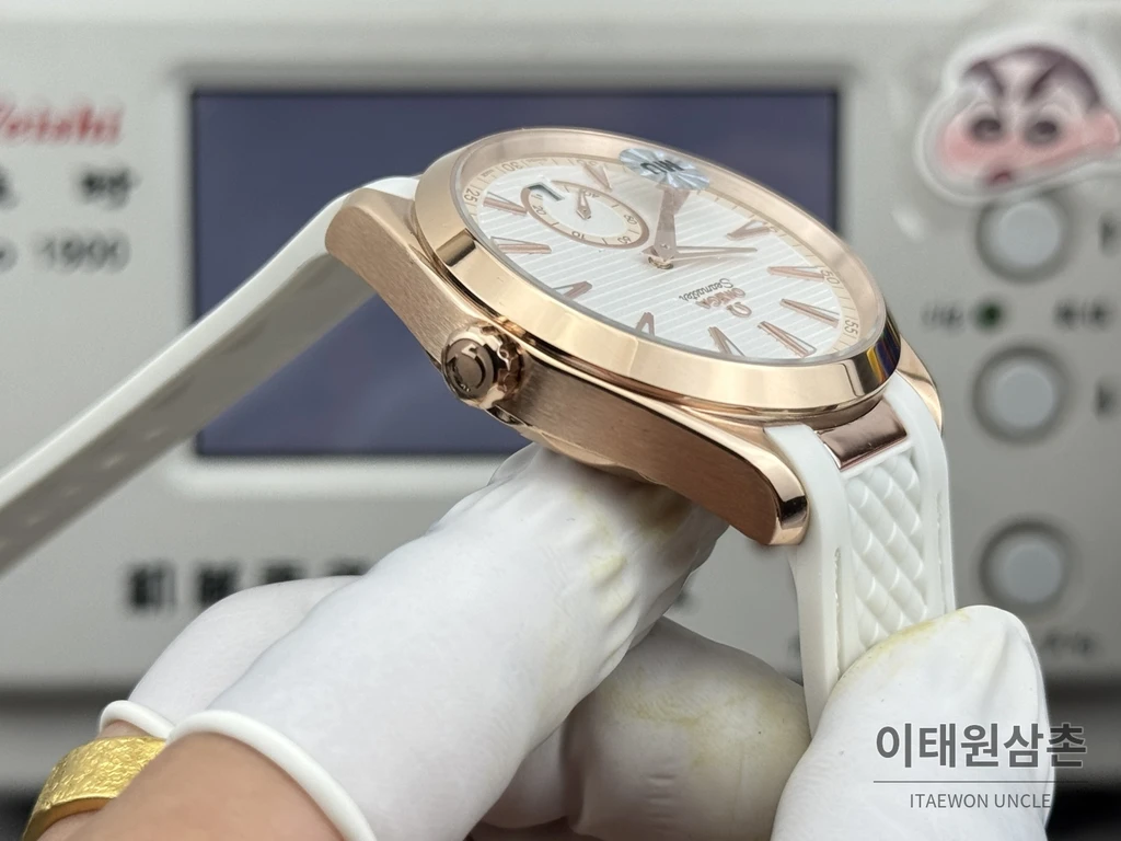 오메가 씨마스터 아쿠아테라 150M 스몰세컨즈 화이트 다이얼 로즈골드 톤 케이스 화이트 러버 오토매틱 41mm