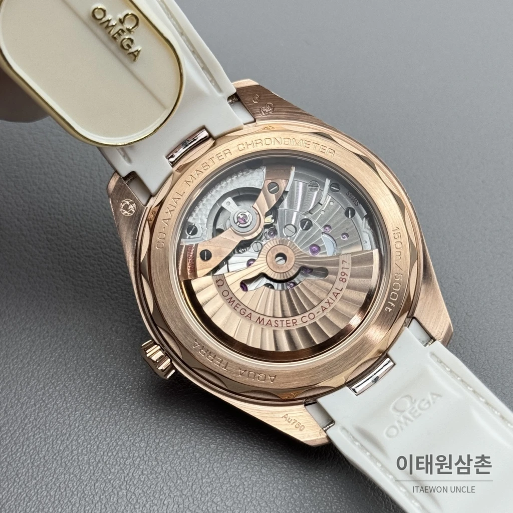 오메가 씨마스터 아쿠아테라 150M 스몰세컨즈 화이트 다이얼 로즈골드 톤 케이스 화이트 러버 오토매틱 41mm