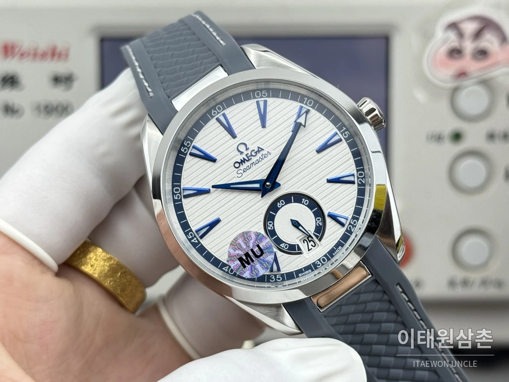 오메가 씨마스터 아쿠아테라 150M 스몰세컨즈 화이트 블루 인덱스 다이얼 그레이 러버 스트랩 오토매틱 41mm