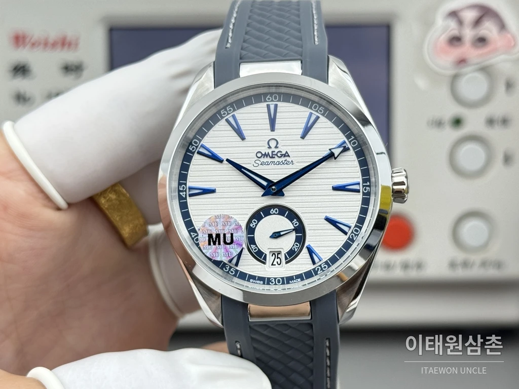 오메가 씨마스터 아쿠아테라 150M 스몰세컨즈 화이트 블루 인덱스 다이얼 그레이 러버 스트랩 오토매틱 41mm
