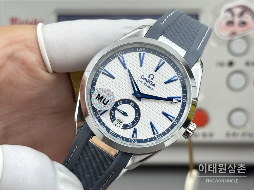 오메가 씨마스터 아쿠아테라 150M 스몰세컨즈 화이트 블루 인덱스 다이얼 그레이 러버 스트랩 오토매틱 41mm