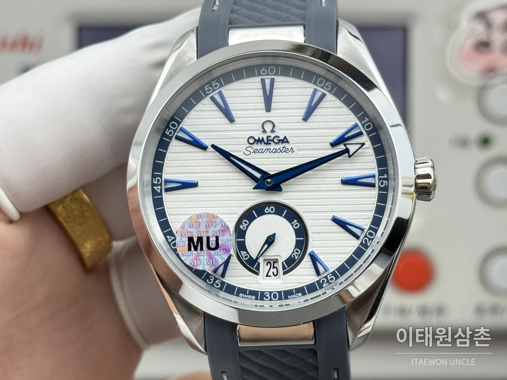 오메가 씨마스터 아쿠아테라 150M 스몰세컨즈 화이트 블루 인덱스 다이얼 그레이 러버 스트랩 오토매틱 41mm