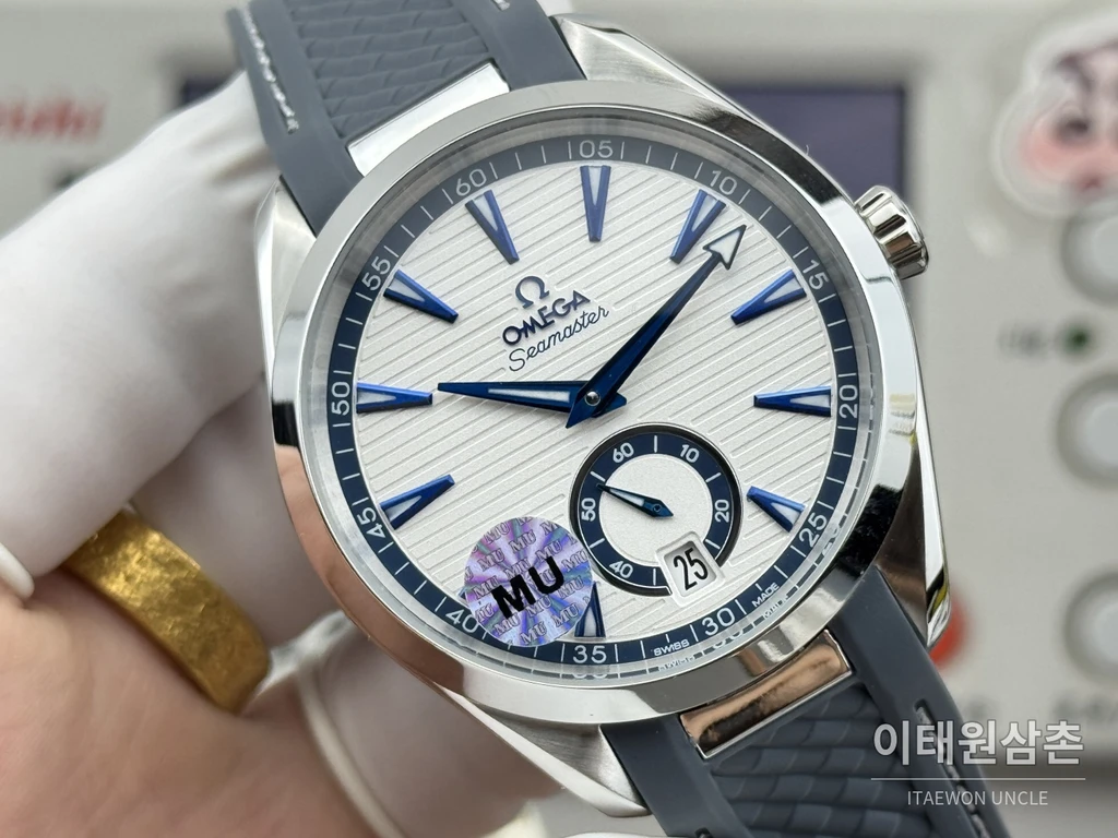 오메가 씨마스터 아쿠아테라 150M 스몰세컨즈 화이트 블루 인덱스 다이얼 그레이 러버 스트랩 오토매틱 41mm