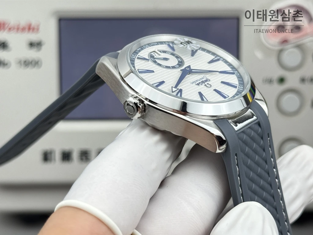 오메가 씨마스터 아쿠아테라 150M 스몰세컨즈 화이트 블루 인덱스 다이얼 그레이 러버 스트랩 오토매틱 41mm