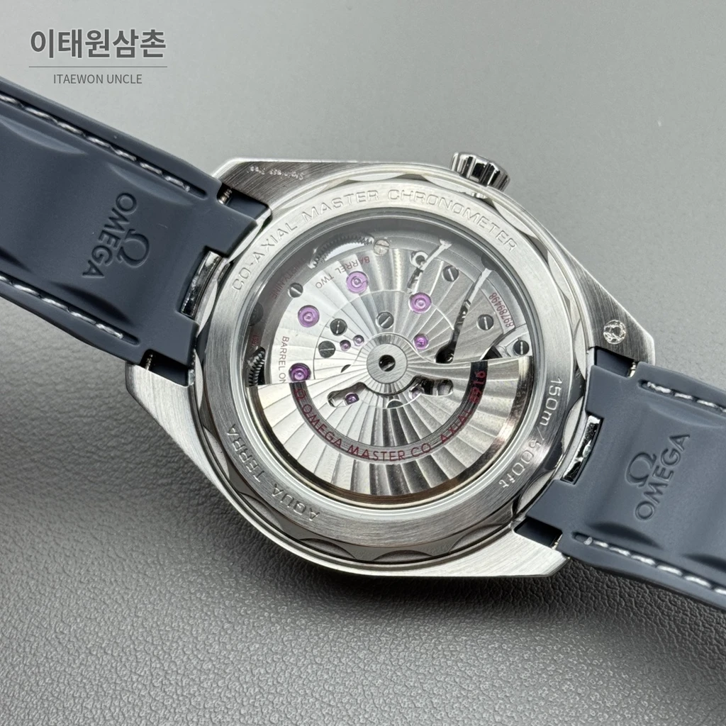 오메가 씨마스터 아쿠아테라 150M 스몰세컨즈 화이트 블루 인덱스 다이얼 그레이 러버 스트랩 오토매틱 41mm
