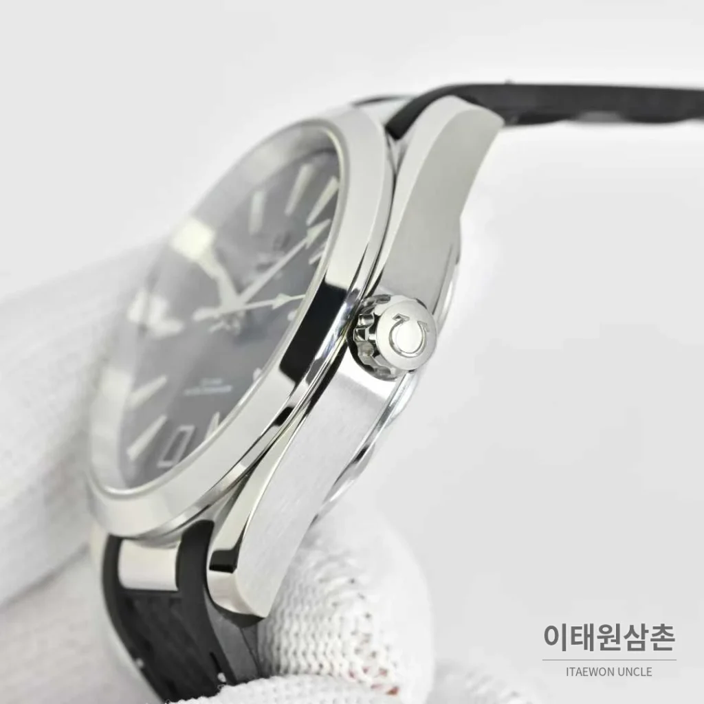 오메가 씨마스터 아쿠아테라 스틸 블루다이얼 데이트 오토매틱 41mm 블랙 러버 스트랩