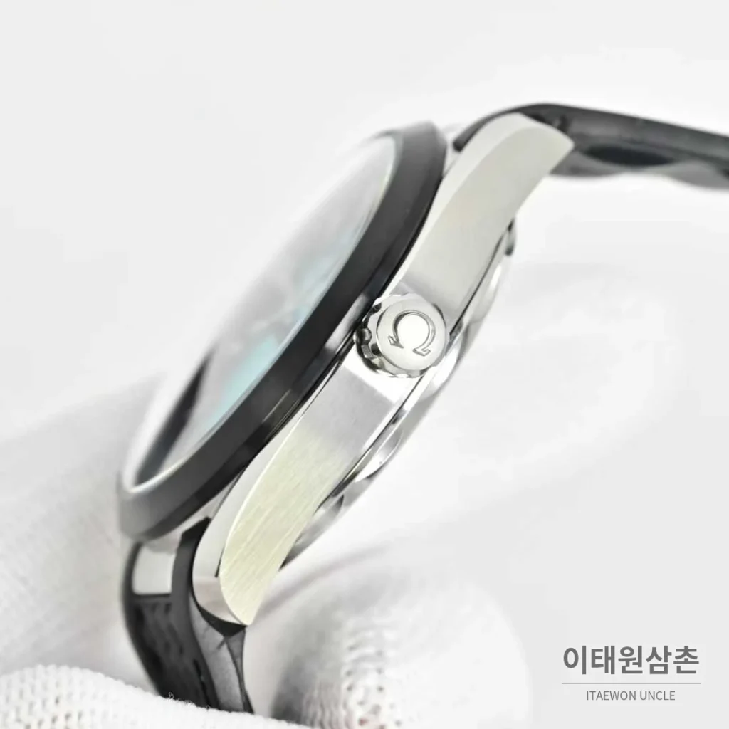 오메가 씨마스터 아쿠아테라 스틸 블루다이얼 데이트 오토매틱 41mm 블랙 러버 스트랩 블랙 베젤