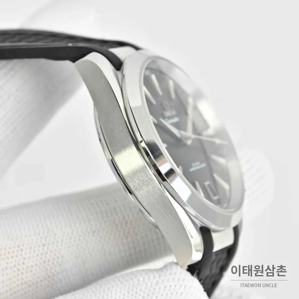 오메가 씨마스터 아쿠아테라 스틸 블루다이얼 데이트 오토매틱 41mm 블랙 러버 스트랩