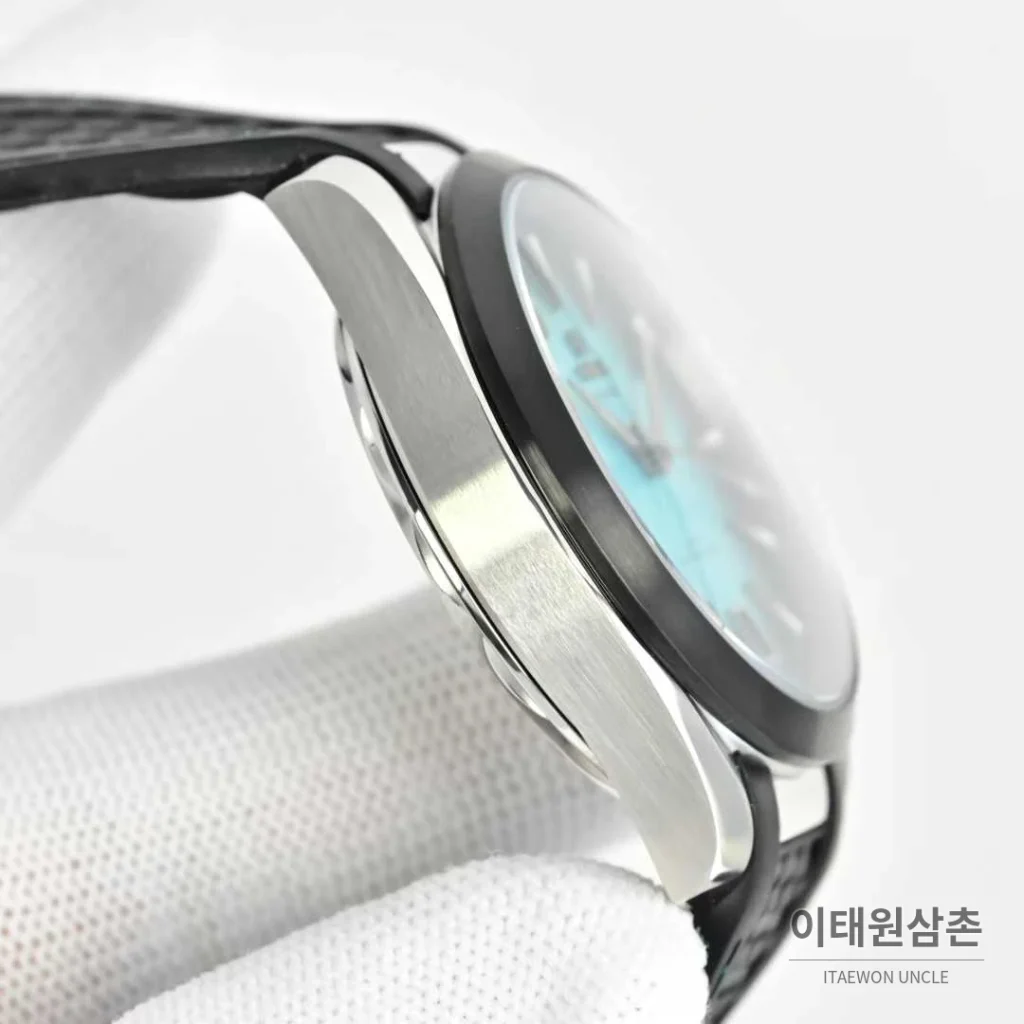 오메가 씨마스터 아쿠아테라 스틸 블루다이얼 데이트 오토매틱 41mm 블랙 러버 스트랩 블랙 베젤