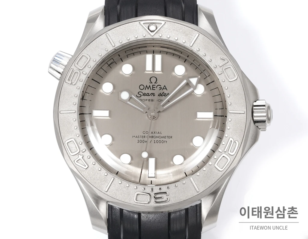 오메가 씨마스터 오토매틱 42mm 그레이 다이얼 블랙 러버 스트랩