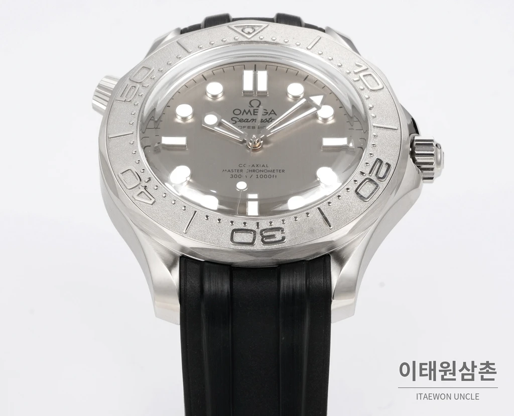 오메가 씨마스터 오토매틱 42mm 그레이 다이얼 블랙 러버 스트랩