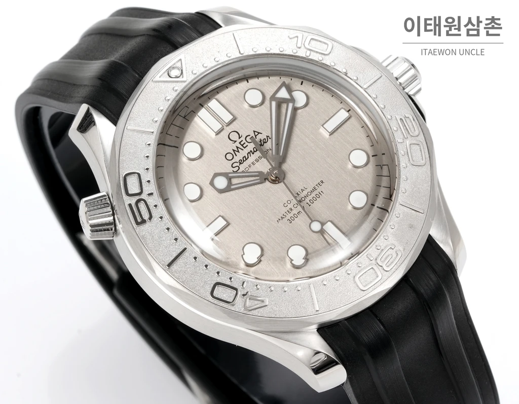 오메가 씨마스터 오토매틱 42mm 그레이 다이얼 블랙 러버 스트랩