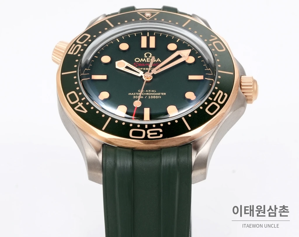 오메가 씨마스터 오토매틱 42mm 그린 다이얼 그린 러버 스트랩