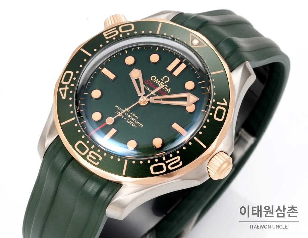 오메가 씨마스터 오토매틱 42mm 그린 다이얼 그린 러버 스트랩