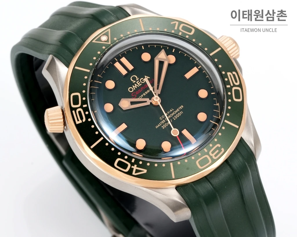 오메가 씨마스터 오토매틱 42mm 그린 다이얼 그린 러버 스트랩