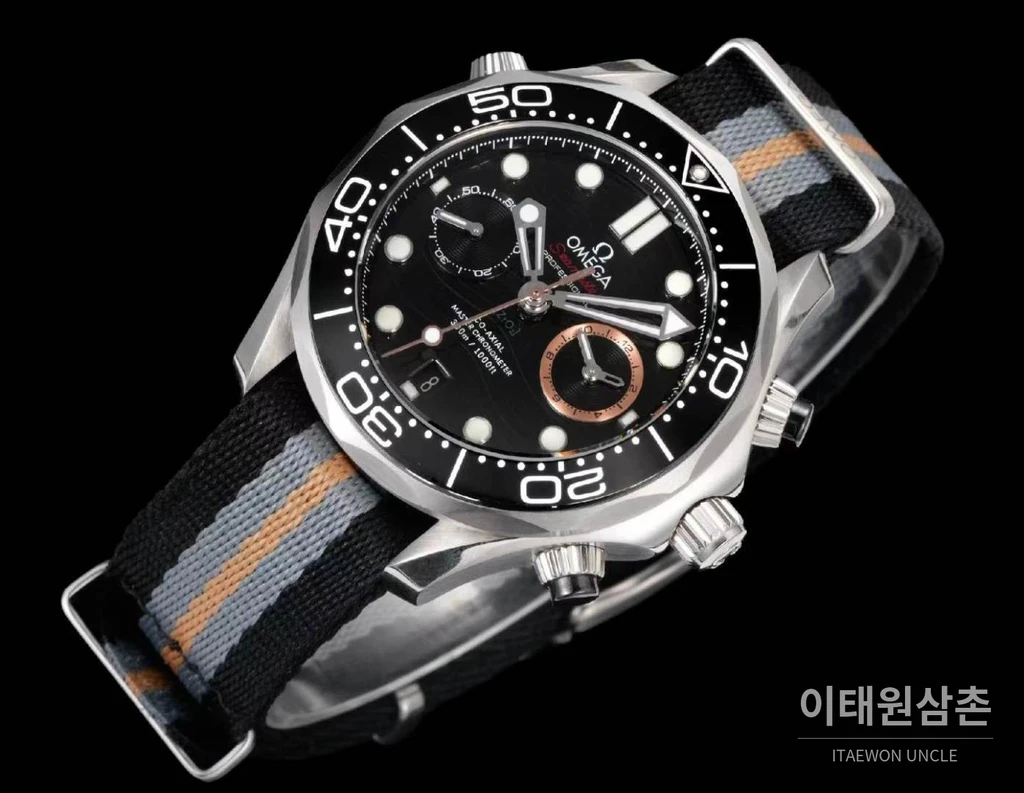 오메가 씨마스터 다이버 300M 007 퍼스트 라이트 블랙 세라믹 크로노그래프 NATO 스트랩 시계 44mm