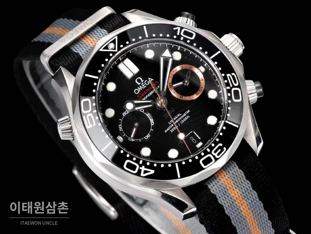 오메가 씨마스터 다이버 300M 007 퍼스트 라이트 블랙 세라믹 크로노그래프 NATO 스트랩 시계 44mm