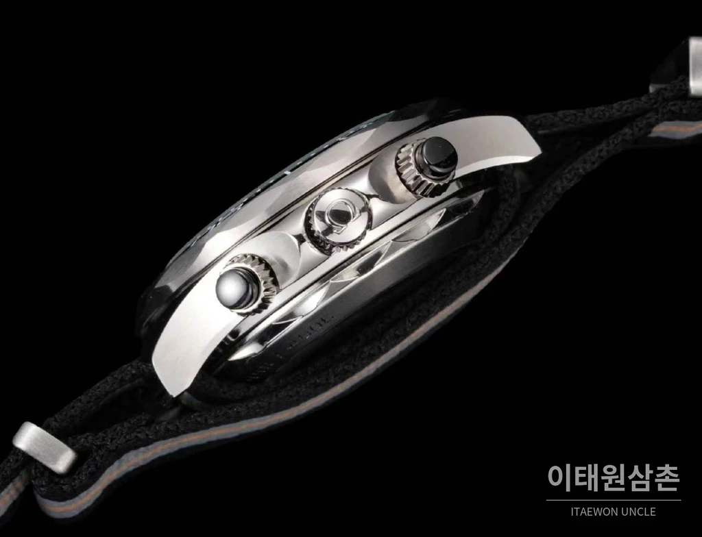 오메가 씨마스터 다이버 300M 007 퍼스트 라이트 블랙 세라믹 크로노그래프 NATO 스트랩 시계 44mm