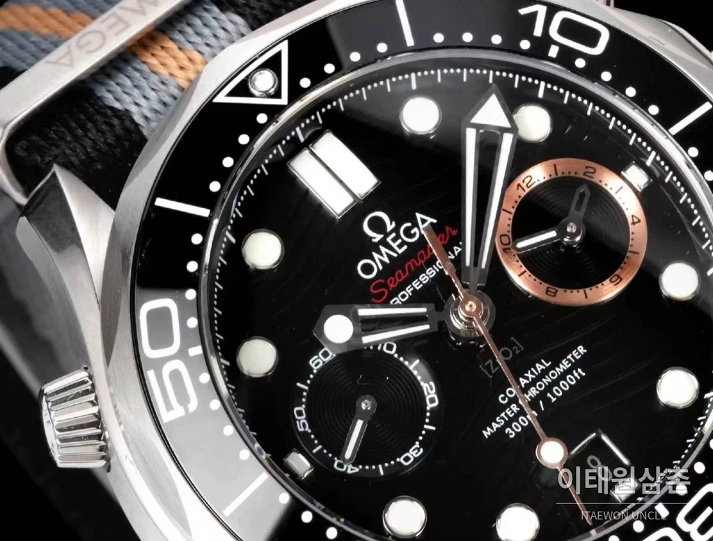 오메가 씨마스터 다이버 300M 007 퍼스트 라이트 블랙 세라믹 크로노그래프 NATO 스트랩 시계 44mm