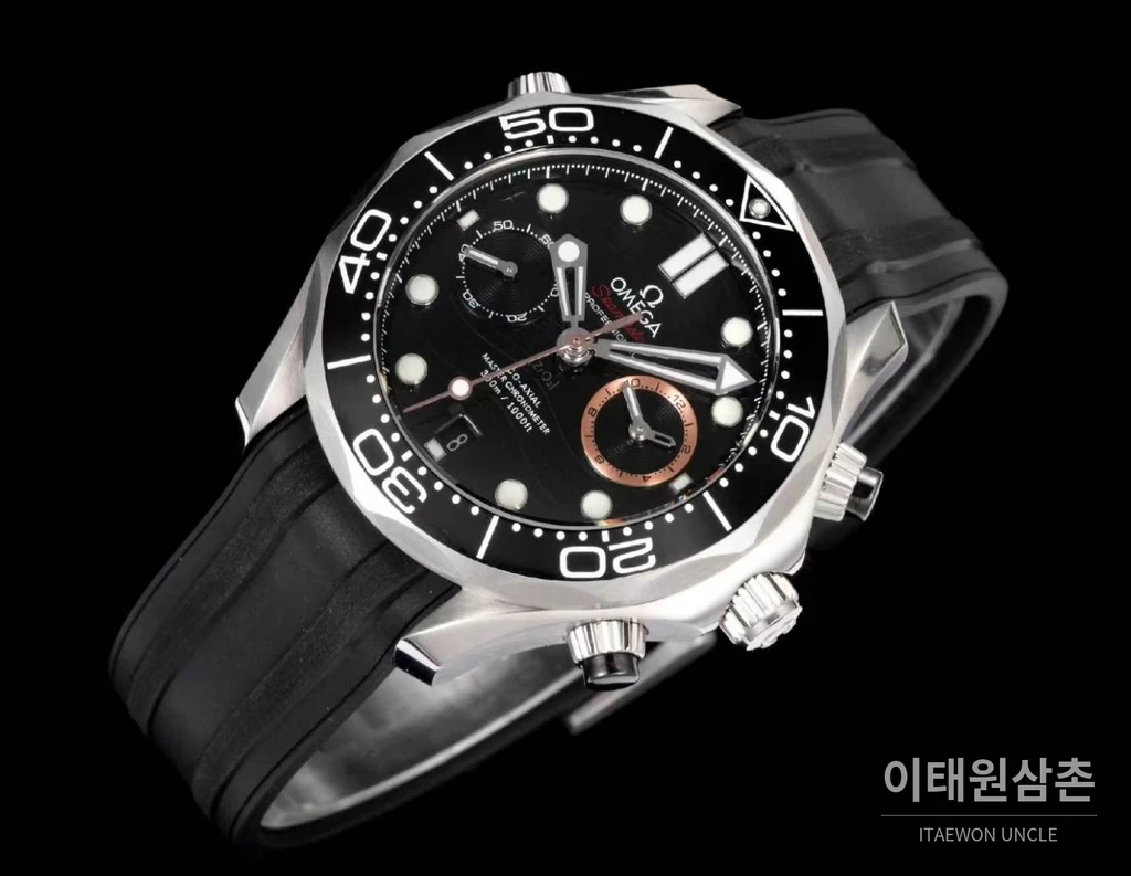오메가 씨마스터 다이버 300M 007 퍼스트 라이트 블랙 세라믹 크로노그래프 러버 스트랩 시계 44mm